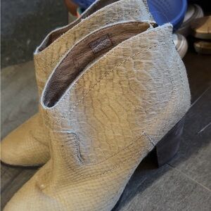 Women's UGG Tan Ankle Boots